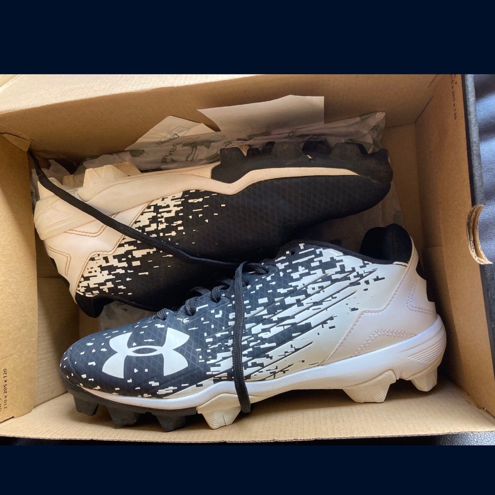 Baseball cleats